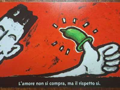 Luigi ci fa vedere la serie dedicata alla campagna contro l�aids con tagli da 5.000 lire (quella di colore rosso)...